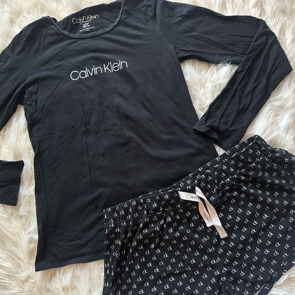 Calvin Klein Shorts and long sleeve pajama PJ set - Picture 3 of 3